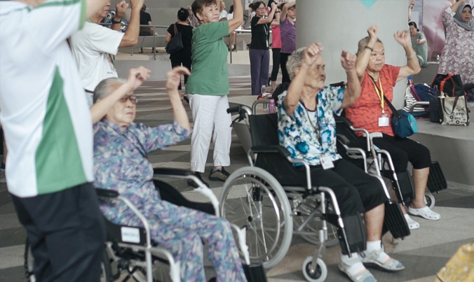 Organisation de cours d’activité physique ouverts à tous, toutes les semaines sur la place centrale de Kampung Admiralty (Crédit photo OLDYSSEY)