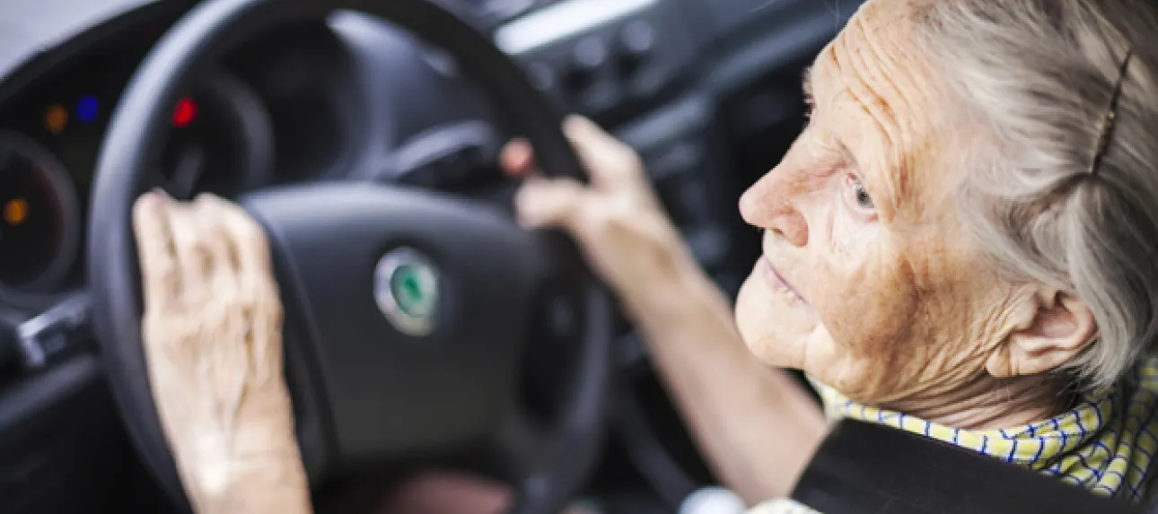 Personne âgée au volant