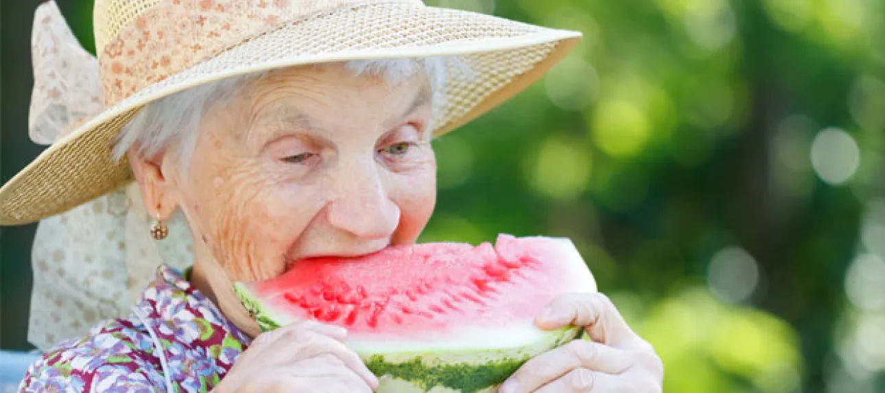 Personne âgée qui mange