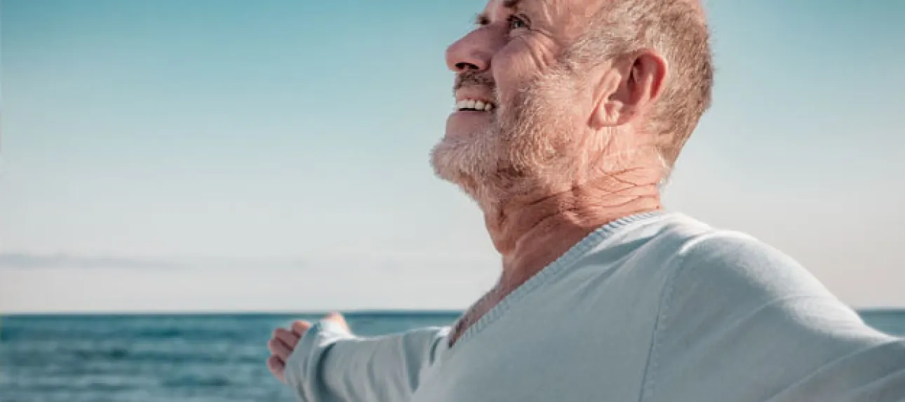 Senior heureux à la retraite