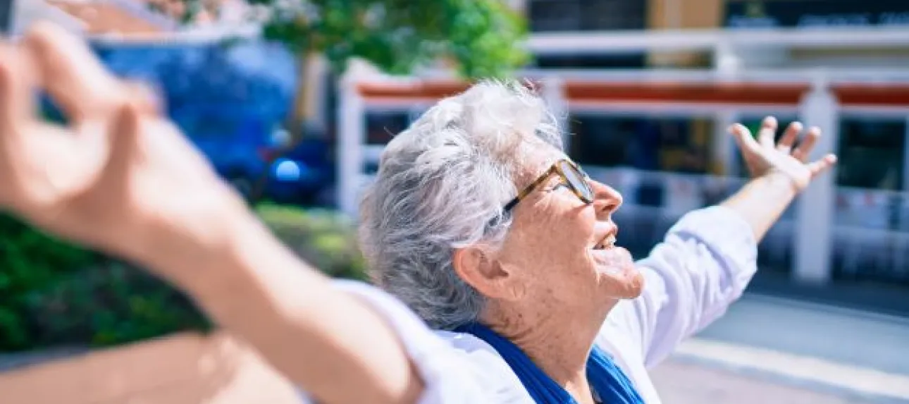 bain de soleil personne agee vignette
