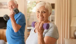 Muscler ses bras seniors