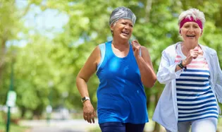 Seniors : les bienfaits de la marche rapide