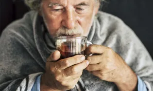 Personne âgée qui a froid