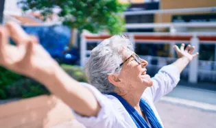 bain de soleil personne agee vignette
