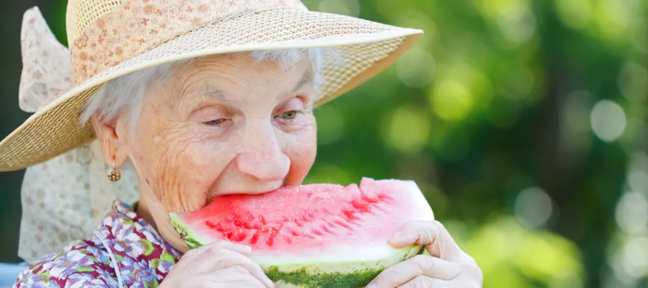 Personne âgée qui mange