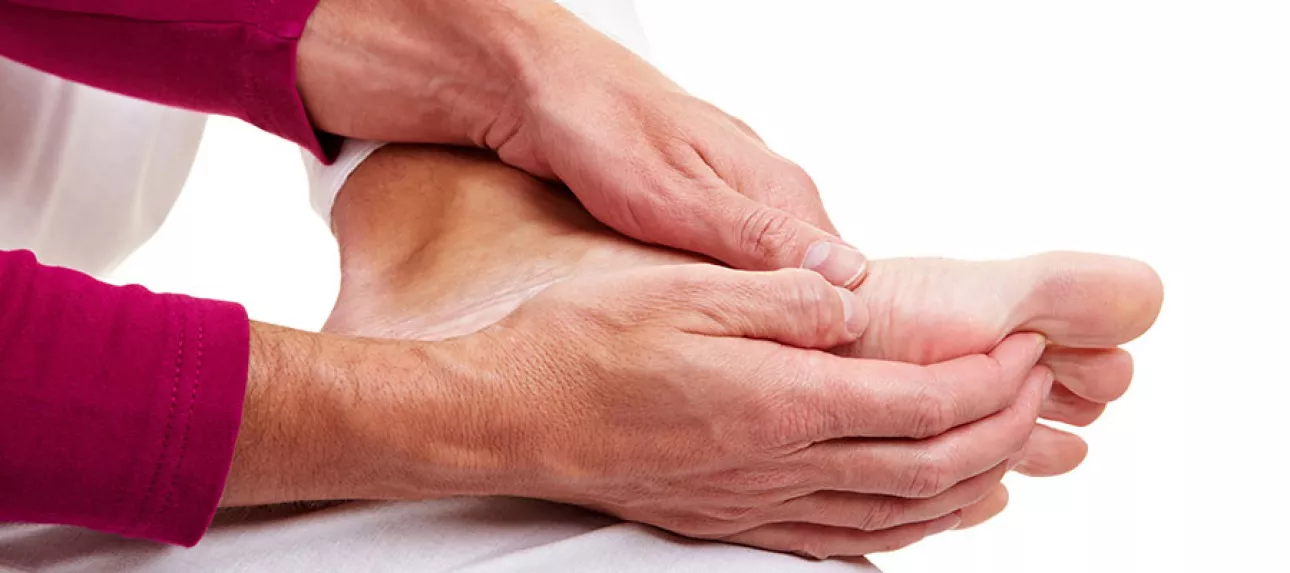 Soins des pieds des personnes âgées