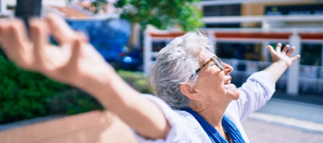 bain de soleil personne agee vignette