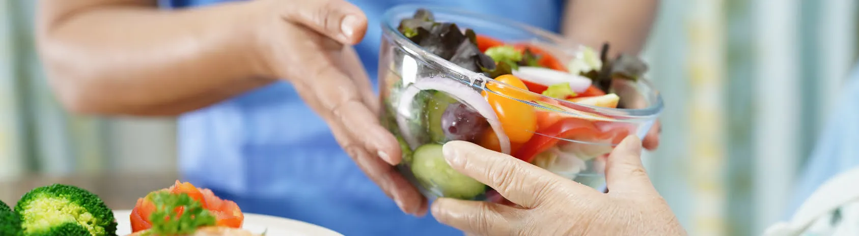 Aide au repas personne âgée